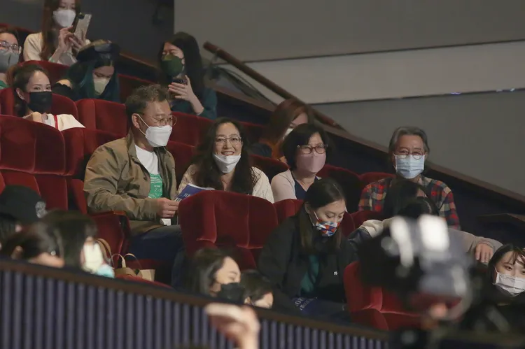 JAY B的父母（左起）與Mark父母坐在台下觀賞。朱世閎攝