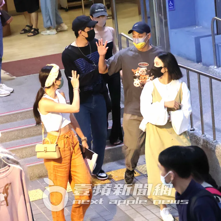 房思瑜（左起）看完楊奇煜主演的舞台劇《我在詐騙公司上班》後，與敖犬、空姐女友發發，及威廉和卓君澤揮手道別。特勤中心攝