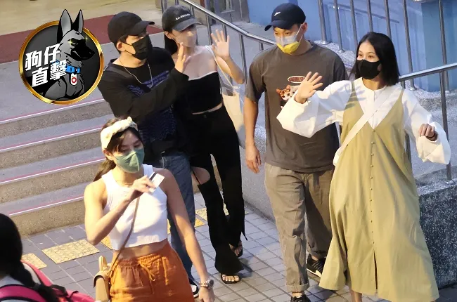 威廉（右二）補辦婚宴3個月，老婆卓君澤小腹便便，與緊牽空姐女友的敖犬，來看楊奇煜主演的舞台劇《我在詐騙公司上班》。特勤中心攝