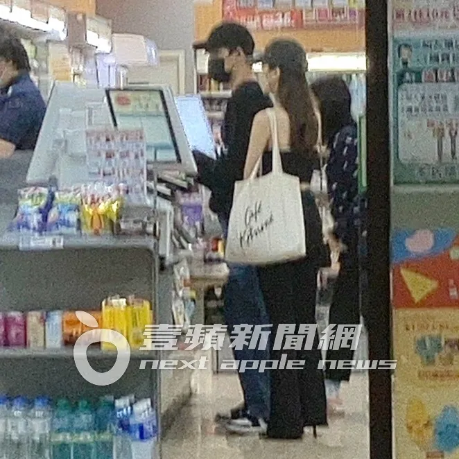 敖犬（左）牽著女友散步，有些口乾舌燥，先進便利商店到櫃台買杯咖啡止渴。特勤中心攝