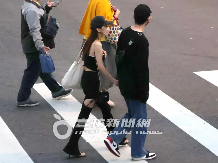 敖犬新女友發發（左），穿著無肩帶平口小可愛，小露酥胸及香肩、美背，緊跟著他過馬路。特勤中心攝