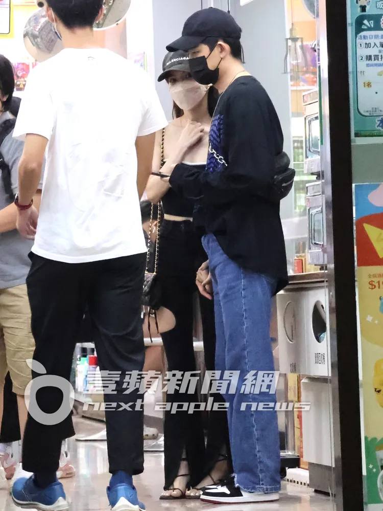 敖犬空姐女友發發（中），牽著敖犬站在一旁等咖啡。特勤中心攝