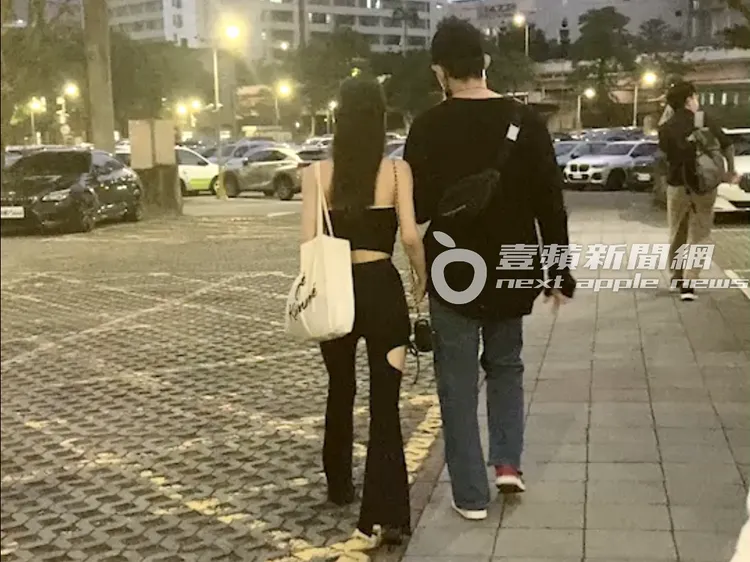 敖犬（右）和空姐女友發發，浪漫在台大校園散步。特勤中心攝