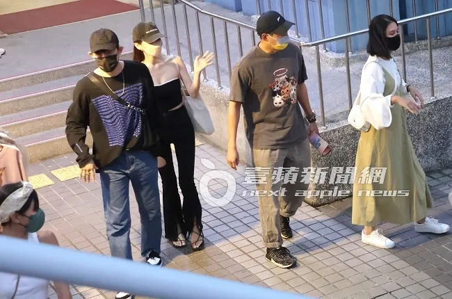 前棒棒堂成員敖犬（左起）帶著女友發發，和威廉夫婦合體，一同觀賞小煜主演的舞台劇《我在詐騙公司上班》。特勤中心攝