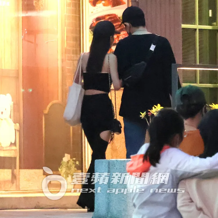 敖犬新女友發發（左）肩背CHANEL小香包，挽著他的手，繼續在台大漫步。特勤中心攝