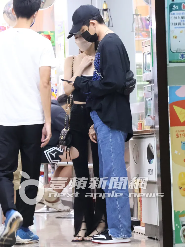 敖犬（右）緊牽女友在便利商店等咖啡止渴。特勤中心攝