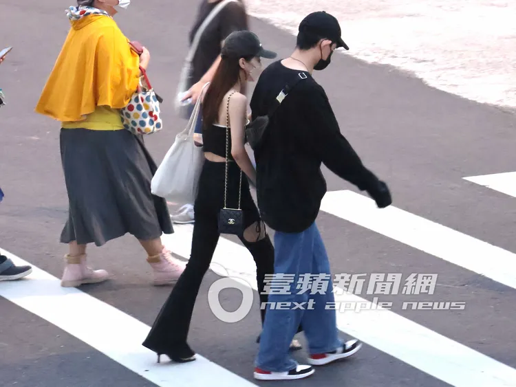 敖犬（右）與穿著性感火辣的新女友發發並肩過馬路。特勤中心攝