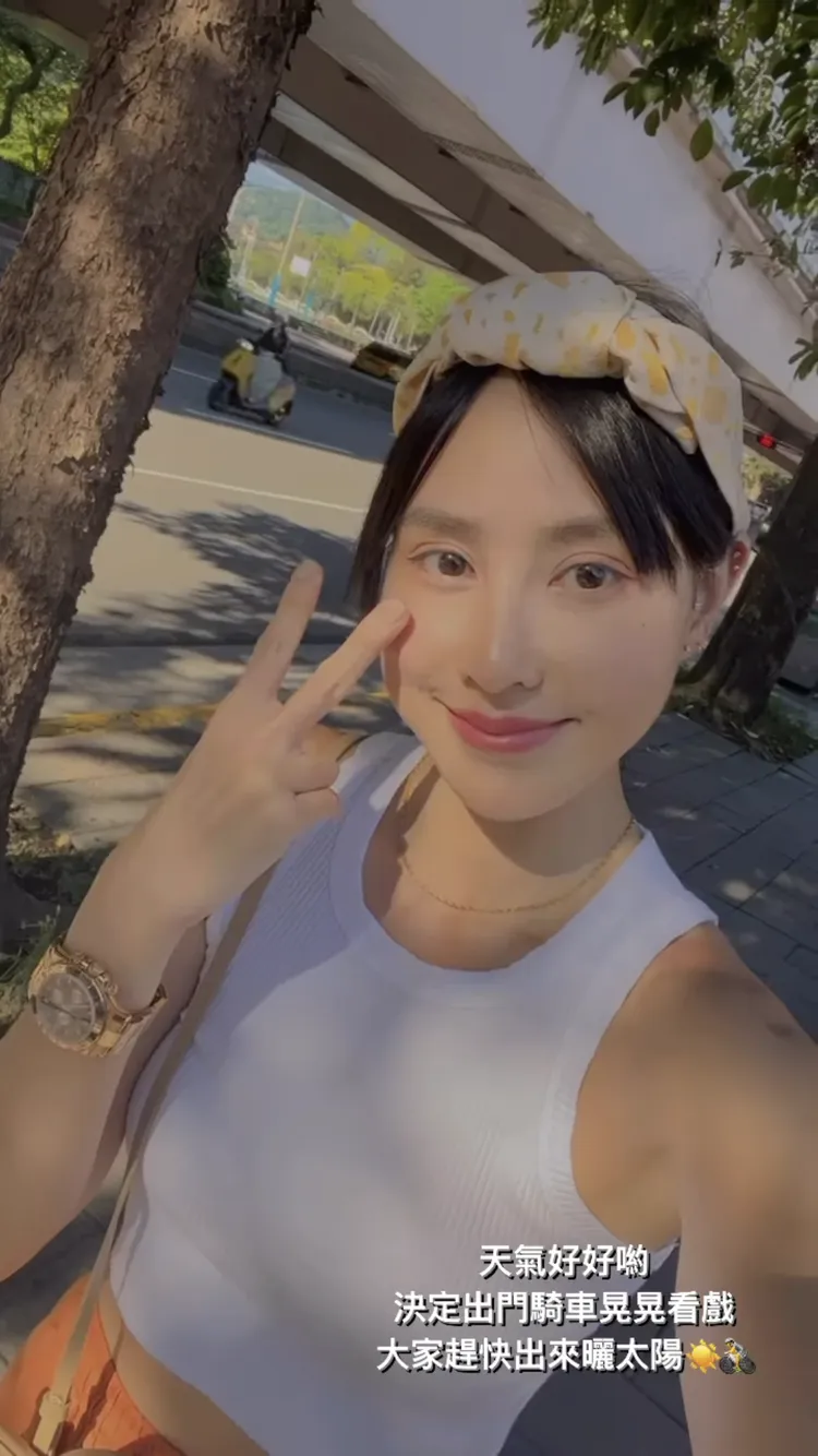 女星房思瑜當天騎乘腳踏車前往水源劇場，跟敖犬、威廉會合，看小煜的舞台劇《我在詐騙公司上班》。翻攝房思瑜IG