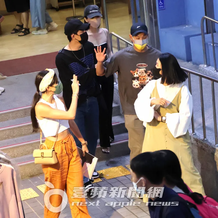 房思瑜（左起）和敖犬及空姐女友發發，還有威廉、卓君澤夫婦，在水源劇場門口道別。特勤中心攝