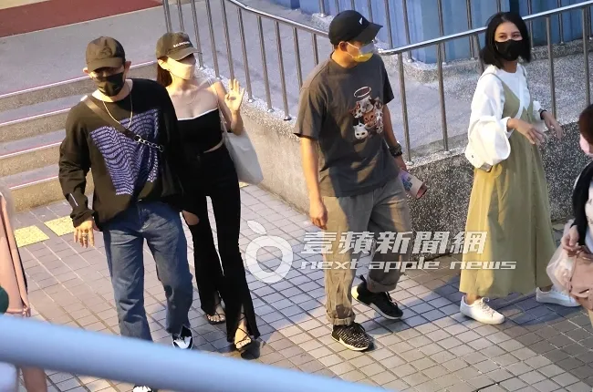 體育主播卓君澤（右起）穿著寬鬆吊帶裙，小腹便便的樣子看來有喜，老公威廉緊跟在後，和敖犬及女友道別。特勤中心攝