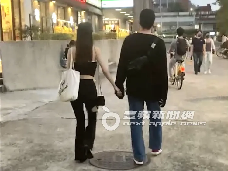 敖犬（右）十指緊扣牽著女友發發，漫步在台大校園。特勤中心攝