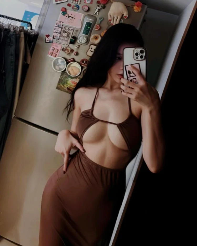 張香香胸前兩塊布無用。翻攝自張香香IG