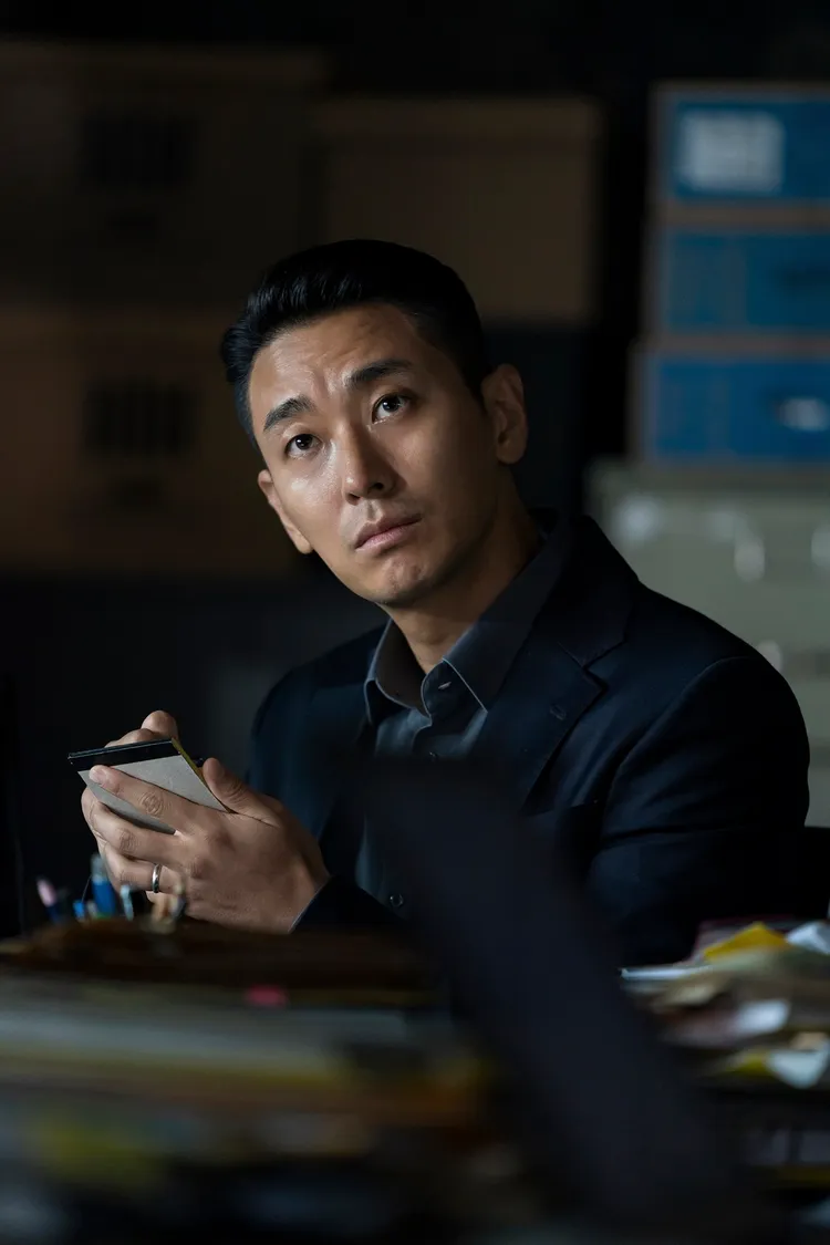 朱智勛片中遇到翻車意外，從徵信社老闆變成檢察官。車庫娛樂提供