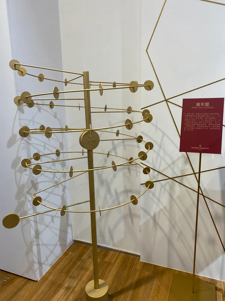 如天體運行的裝置呼應著萬年曆的天文曆法機制。林哲良攝