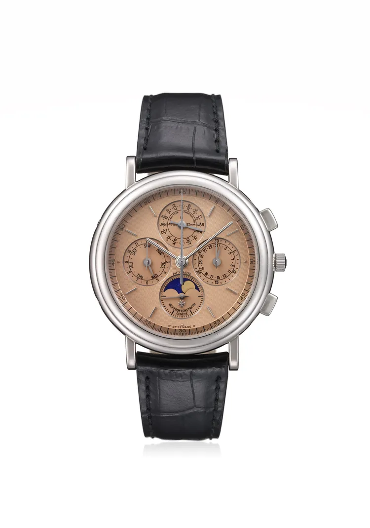 1992年產製的型號49005計時萬年曆腕錶是江詩丹頓首款結合萬年曆、月相與計時碼錶的款式。品牌提供