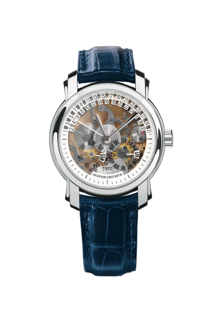 型號47032逆跳萬年曆腕錶，以鏤空面盤展露機芯結構，並結合逆跳日期顯示創造獨特性。品牌提供