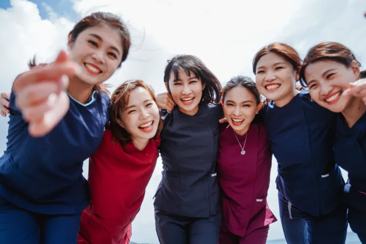 黃京葦（左三）在蘭嶼島上，有一群形同姊妹的的護理師閨密好友。黃京葦提供