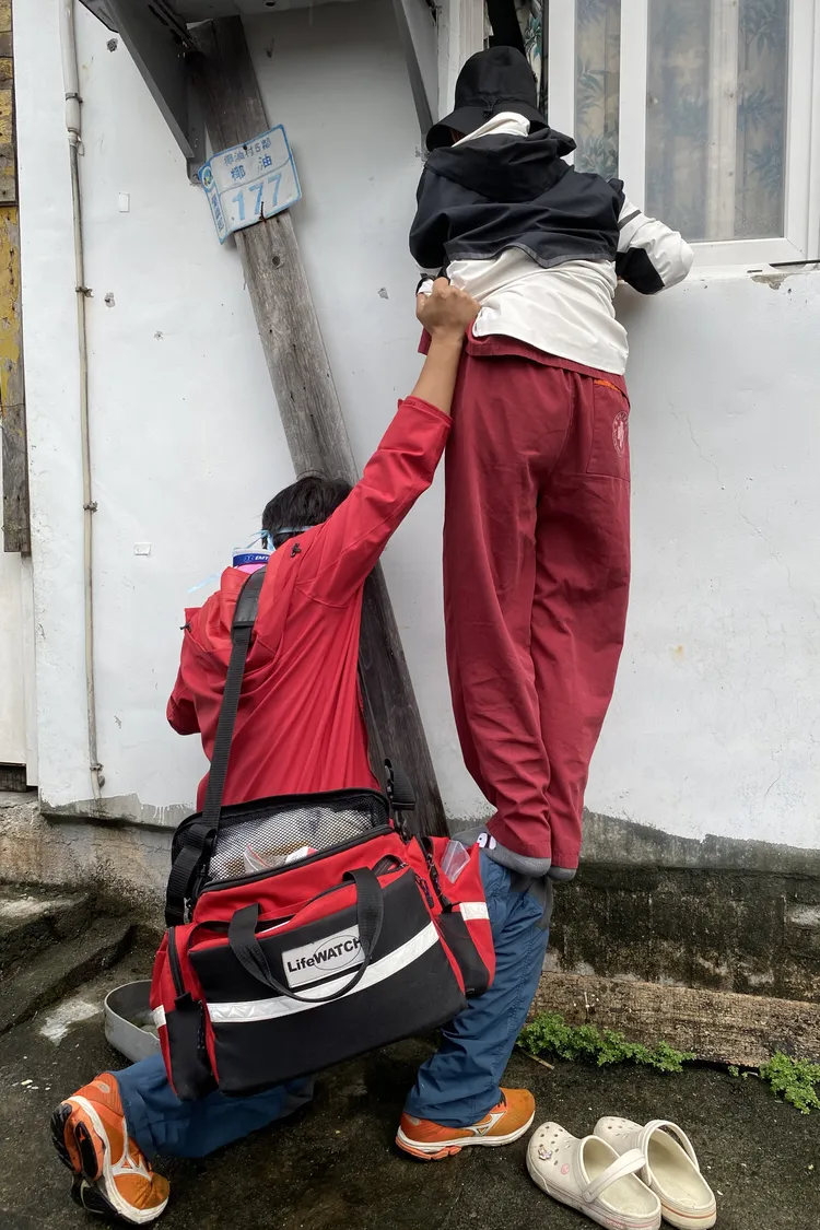 並不是所有病人都樂於接受治療，尤其蘭嶼島上特有的風俗民情，黃京葦（右）巡迴醫療時，會親自去拜訪行動不便的患者家。黃京葦提供