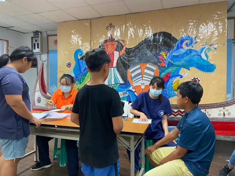 擔任離島醫師，黃京葦（右二）不只待在急診室治療患者，平時還得前往校園等活動場所，宣導衛生教育。黃京葦提供