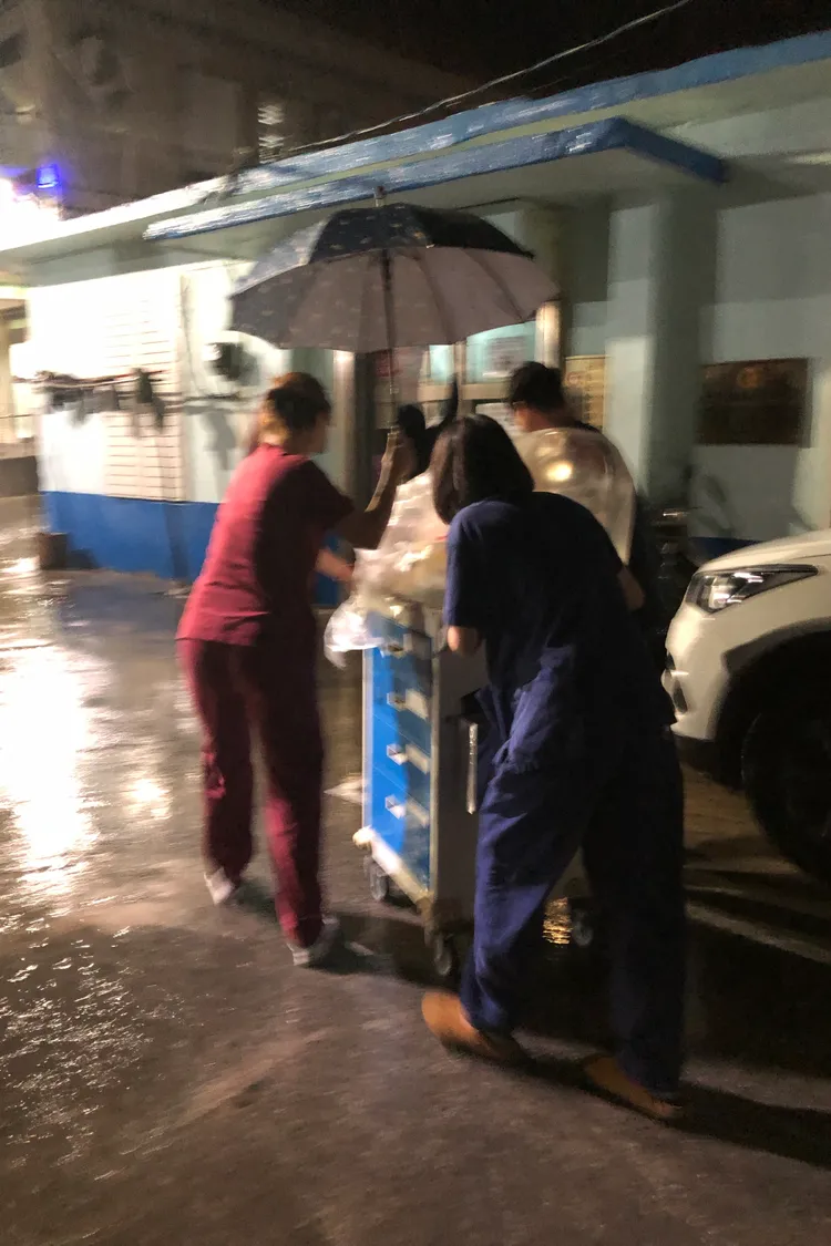 大半夜下著豪雨，全島幾乎都呼呼大睡時，黃京葦與急診護理師們準備將生病的確診患者挪移他處接受治療。黃京葦提供