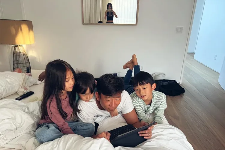 拍照的棠棠媽小蠻腰現身很搶鏡。翻攝隋棠臉書