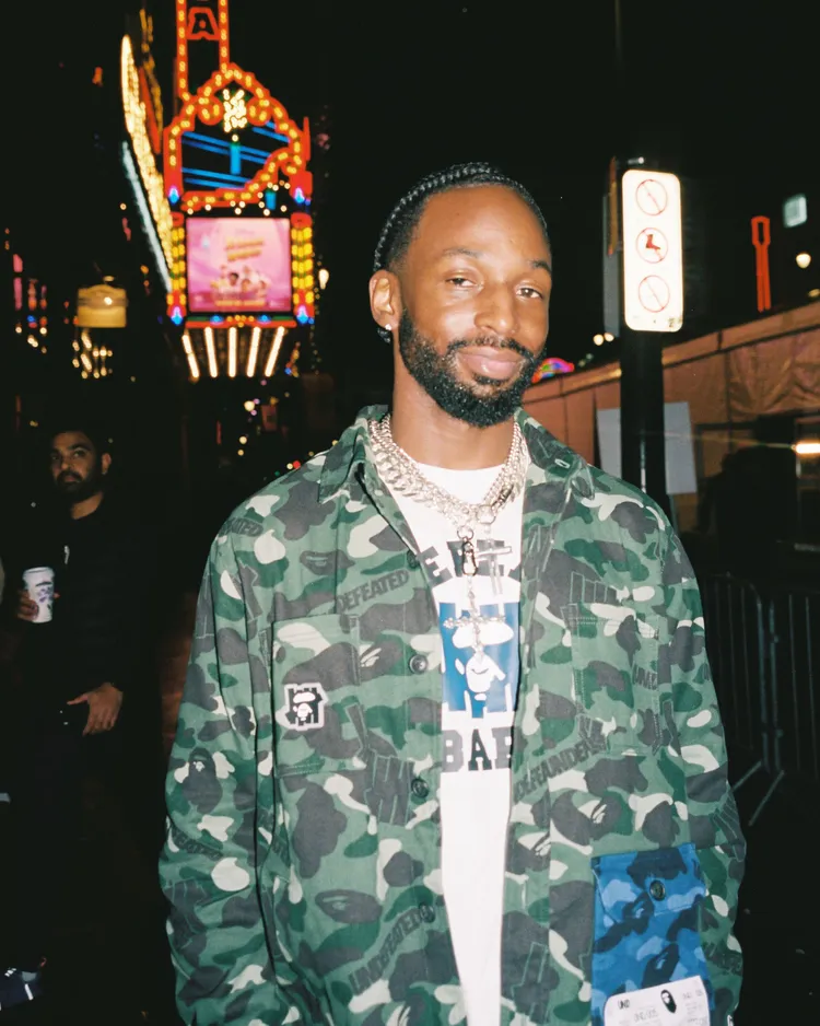 BAPE × UNDEFEATED聯名系列將兩品牌招牌元素組合重塑出專屬的迷彩圖騰印花。品牌提供