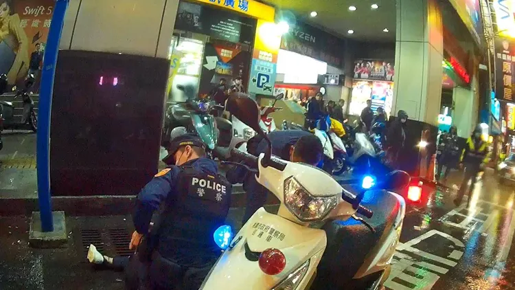 警方壓制。桃園警分局提供
