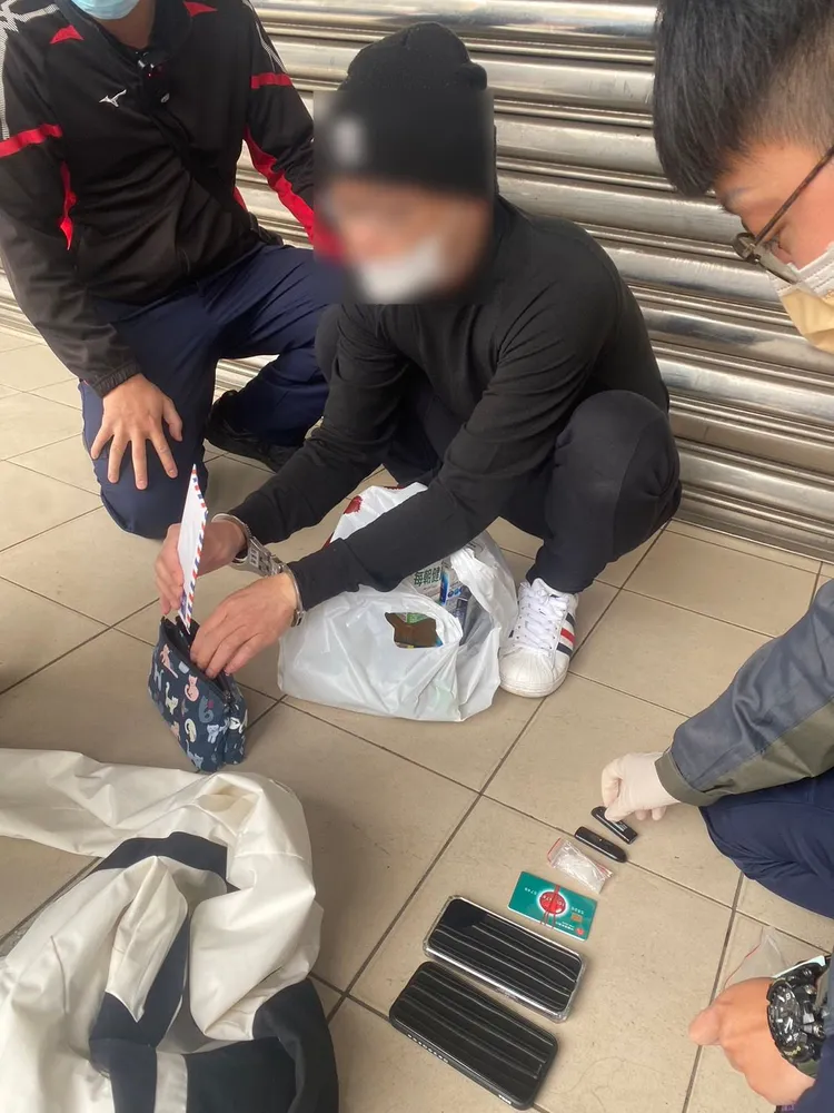 警方查扣毒品和存摺等。平鎮警分局提供