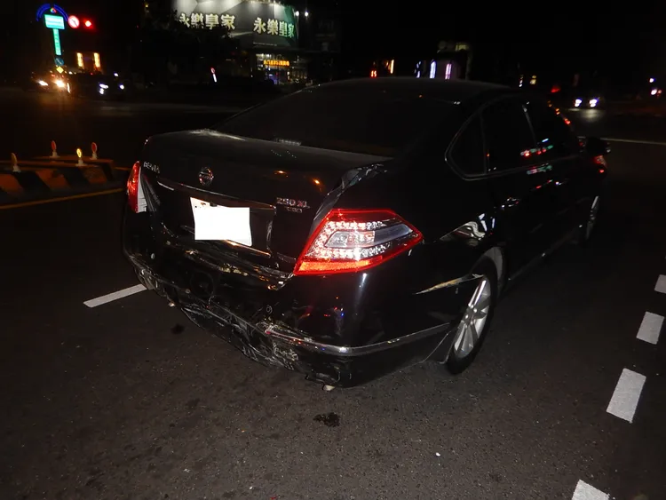 無辜造到撞擊的自小客，車尾凹陷。讀者提供