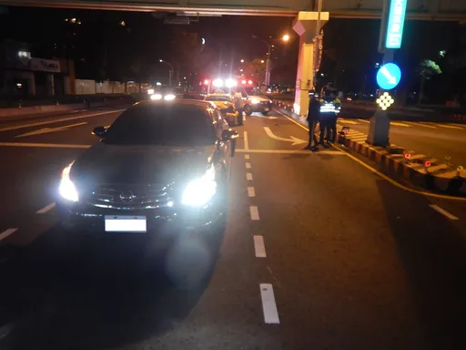 小黃狠撞轎車尾巴釀5傷 運將沒注意前方代價大