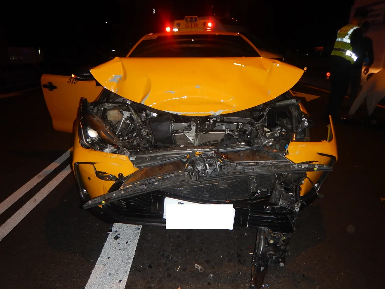 計程車引擎蓋凹折,車頭幾近全毀。讀者提供