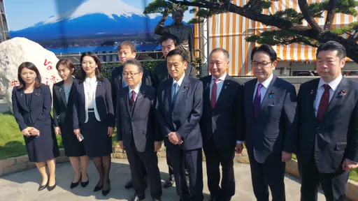 日本參議員率團訪台 高雄紅毛港見安倍銅像「神韻超像」很感動