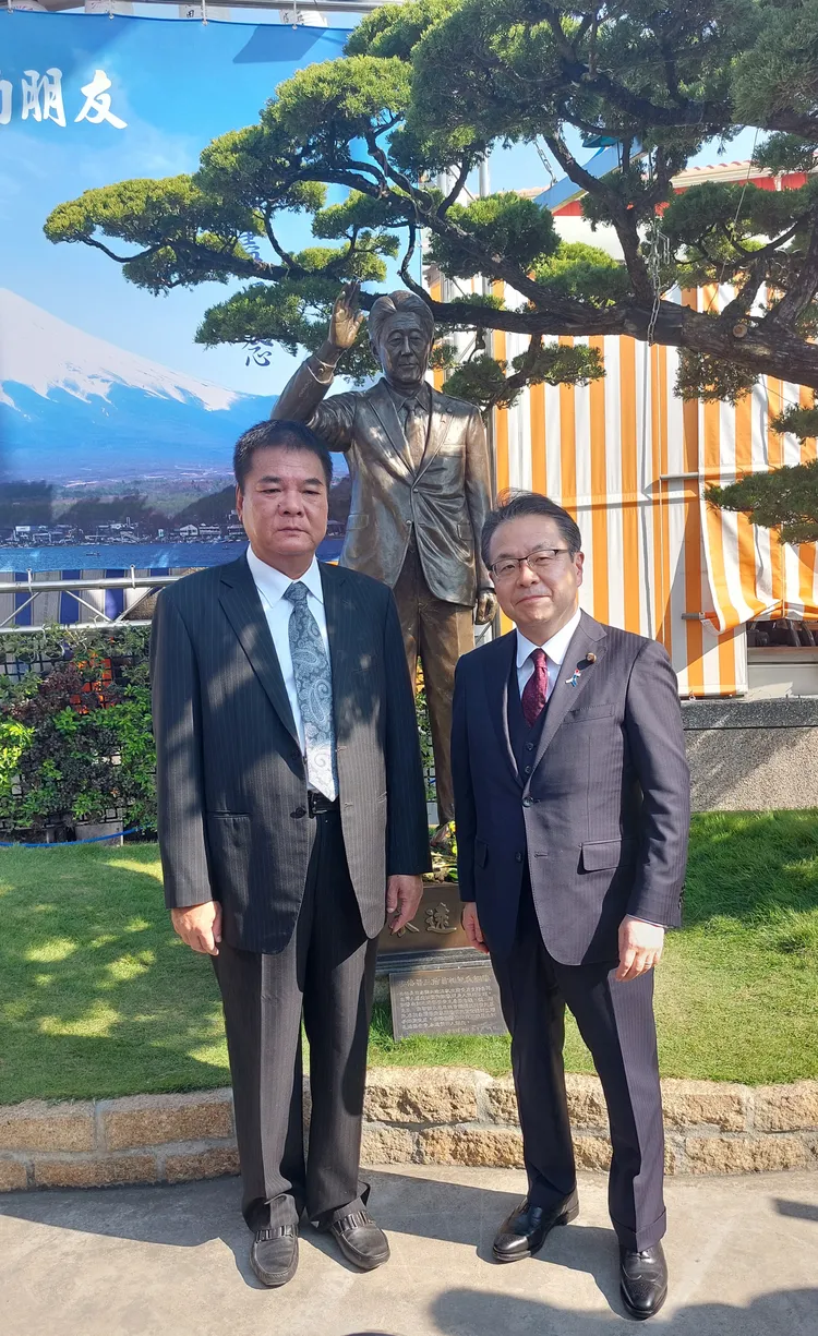 保安堂主委張吉雄（左）與世耕弘成（右）在安倍銅像前合影。凃建豐攝