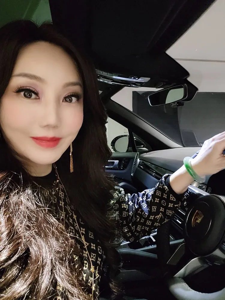 沈嶸送車給助教。沈嶸魔法學院提供