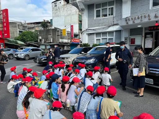 日僑小學生參觀派出所 穿起防彈背心「重い」體驗當波麗士