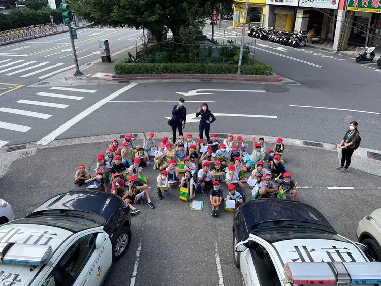 日僑學校參訪北投永明派出所，體驗當一日波麗士。翻攝畫面