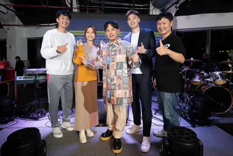 黃子佼與陳明珠、奧運金牌王齊麟一起合影留念。響地音樂提供