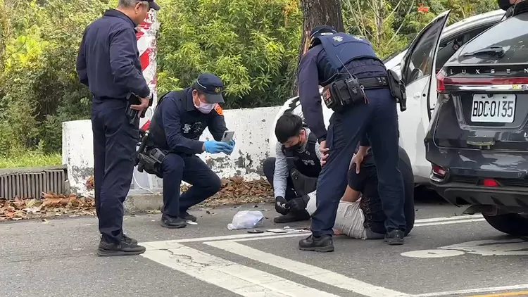 警對彭男車鳴1槍示警後，當街壓制逮人法辦。民眾提供