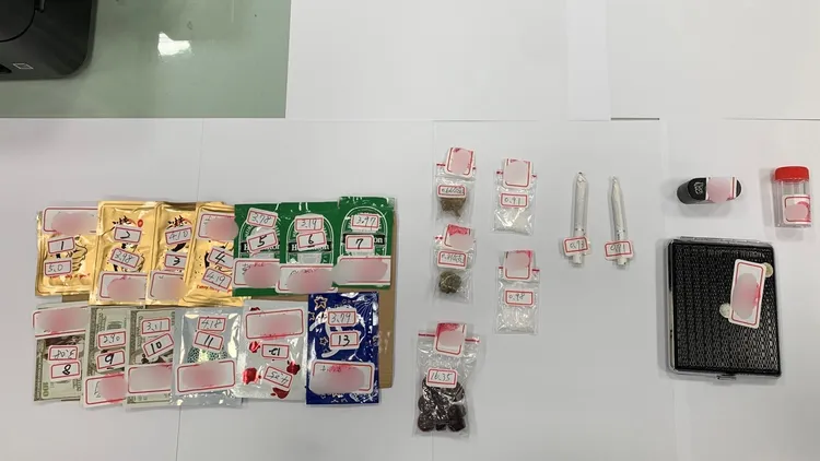 員警搜出12包K他命毒包、10顆K他命軟糖及2支大麻捲菸。魏嘉良攝