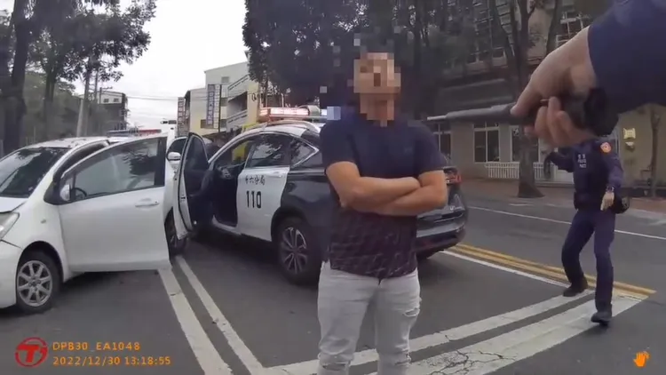 彭男飛車自撞路樹後停下，下車後態度傲慢。民眾提供