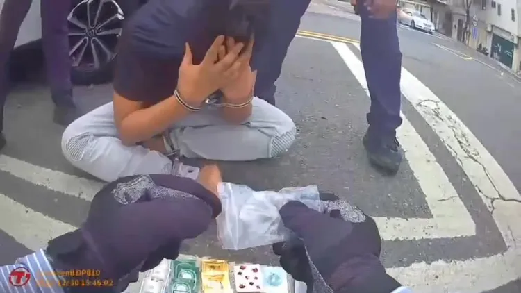 警從彭男身上搜出大量K他命毒包與大麻菸。民眾提供