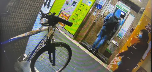 全身包緊緊銀行領錢太顯眼 少年車手取款遭警逮正著