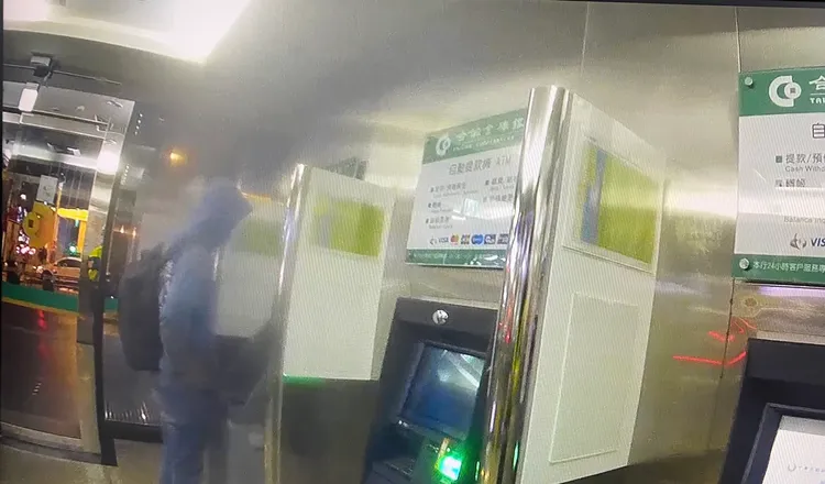 警方發現陳姓少年在ATM領錢。翻攝畫面