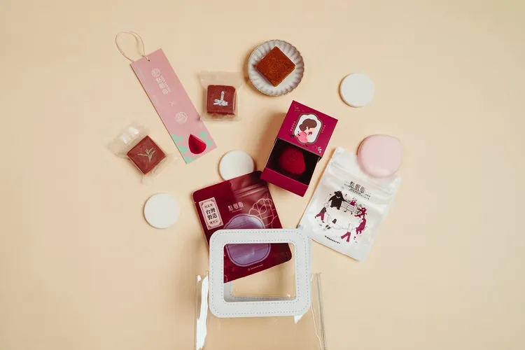 甜心禮包含點胭脂即將推出的新品「胖水滴拍拍海綿1入」、月銷千顆的「台灣山櫻大福斜切美妝蛋1盒」、「煥顏桃肌高密度粉撲3片」及芙稻菓室聯名限定口味「肉桂紅酒乳霜塔2入」、茶韻縈繞的「鐵觀音乳霜塔1入」。業者提供