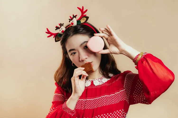 「聖誕甜心禮」內含平常買不到的「肉桂紅酒乳霜塔」和點胭脂還沒開賣的papai胖水滴拍拍海綿。業者提供