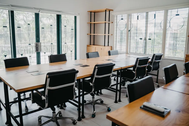 每周上班日數減少一天，可減少交通工具碳排量。圖片取自Pexels