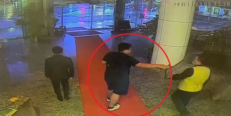 羅男原本還能正常行走，突倒地身亡。翻攝畫面