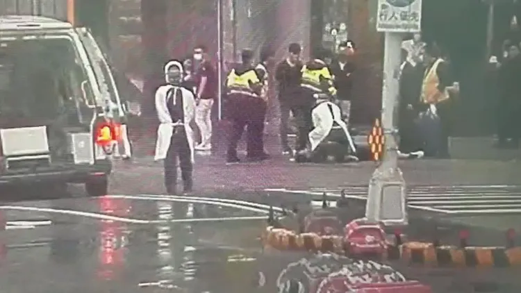 救護人員為羅男急救。翻攝畫面