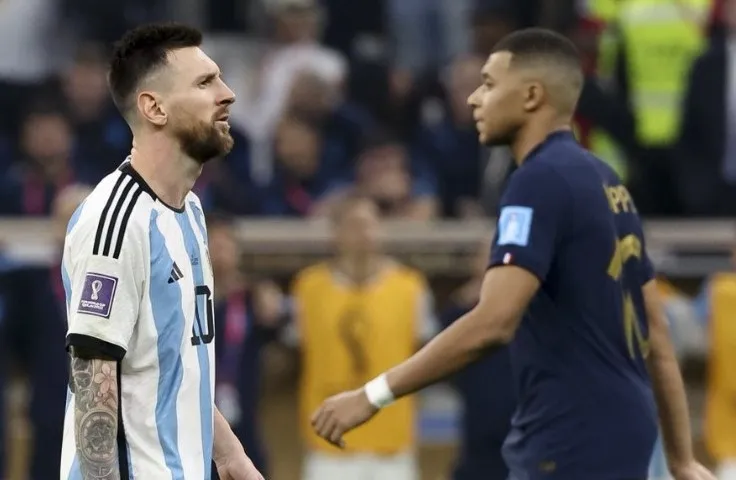 世界盃官網發布的照片，梅西（左）與穆巴佩（右）有如「形同陌路」。翻攝twitter@FIFA World Cup