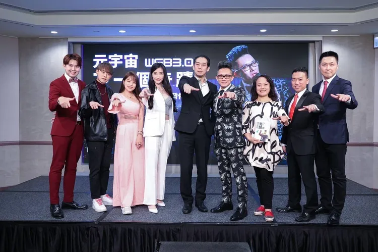 梁凱恩（右4）7日舉辦「元宇宙下一個奇蹟萬人演講大會」發佈記者會。路克國際提供